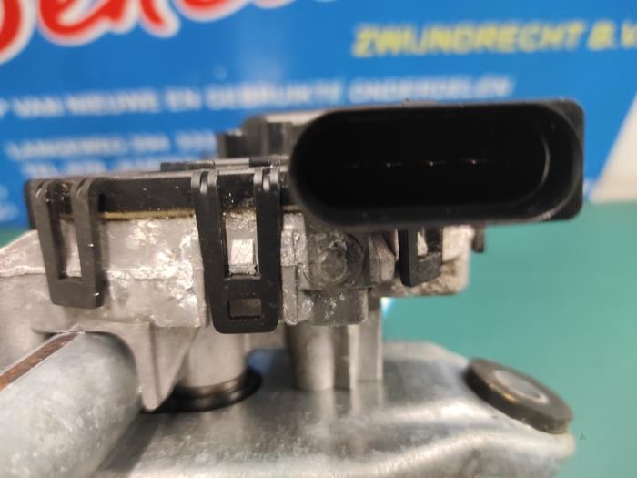 Mecanismo y motor de limpiaparabrisas de un Opel Combo 1.3 CDTI 16V 2018