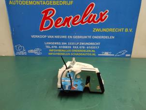 Używane Mechanizm blokady drzwi lewych tylnych wersja 4-drzwiowa Opel Agila (B) 1.0 12V ecoFLEX Cena na żądanie oferowane przez Benelux Zwijndrecht B.V.