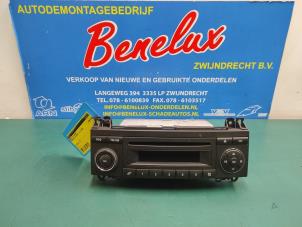 Używane Radioodtwarzacz CD Mercedes B (W245,242) 1.5 B-150 16V Cena na żądanie oferowane przez Benelux Zwijndrecht B.V.