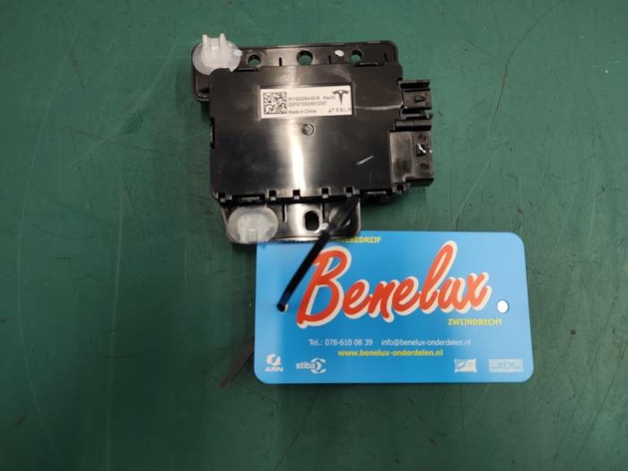 Usados Módulo USB Tesla Model 3 EV Precio € 195,00 Norma de margen ofrecido por Benelux Zwijndrecht B.V.