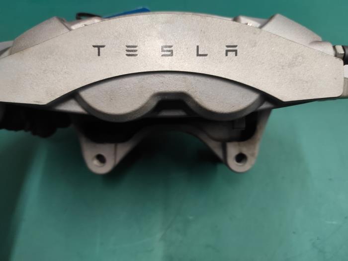 Pinza de freno derecha delante de un Tesla Model 3 EV 2020