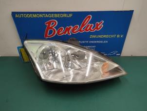 Used Headlight, right Ford Focus 1 Wagon Price on request offered by Benelux Zwijndrecht B.V.