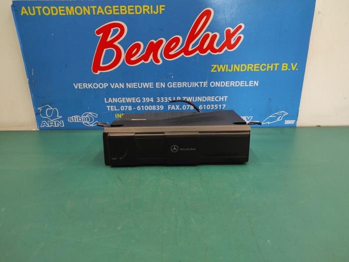 Używane Zmieniarka CD Mercedes C Combi (S203) 2.2 C-200 CDI 16V Cena na żądanie oferowane przez Benelux Zwijndrecht B.V.