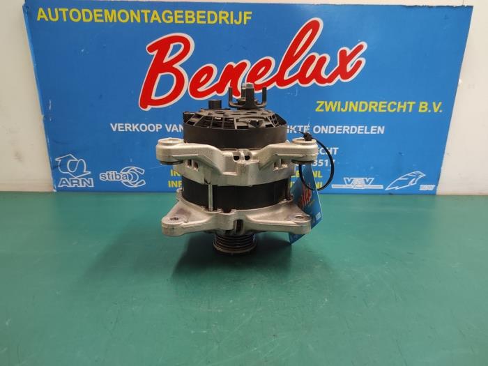 Begagnade Dynamo Renault Megane IV Estate (RFBK) 1.3 TCE 115 16V Pris på förfrågan erbjuds av Benelux Zwijndrecht B.V.