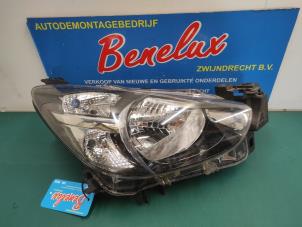 Used Headlight, right Mazda 2 (DJ/DL) 1.5 SkyActiv-G Price on request offered by Benelux Zwijndrecht B.V.