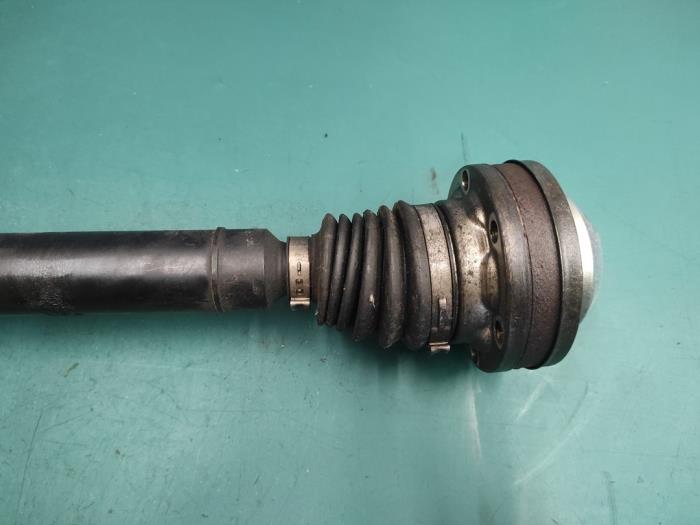 Front drive shaft, right from a Volkswagen Caddy III (2KA,2KH,2CA,2CH) 1.9 TDI 2008
