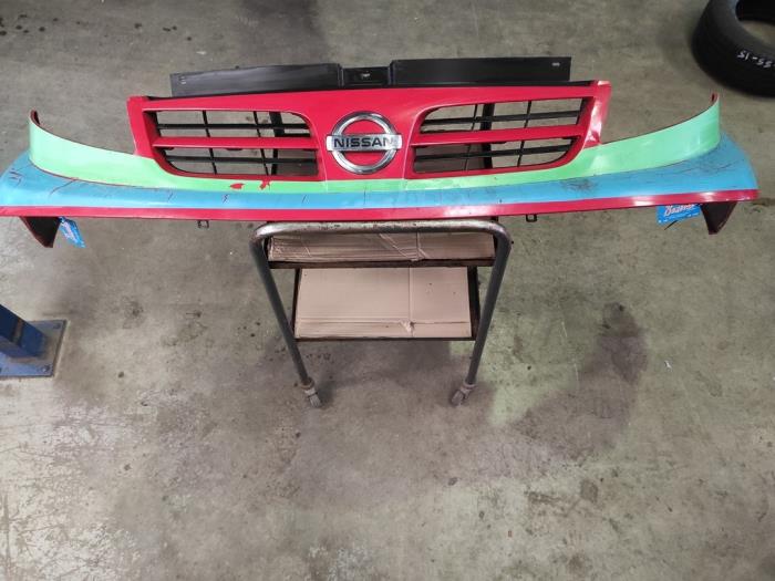 Używane Grill Nissan Primastar 2.0 dCi 120 Cena na żądanie oferowane przez Benelux Zwijndrecht B.V.