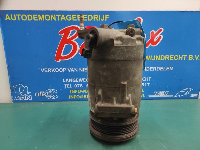 Air conditioning pump from a Ford Fiesta 6 (JA8) 1.0 SCI 12V 80 2013