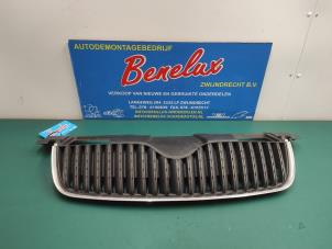 Usados Rejilla Skoda Fabia II Combi 1.2i 12V Precio de solicitud ofrecido por Benelux Zwijndrecht B.V.