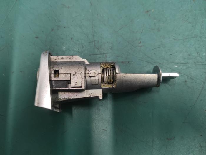 Door lock cylinder, left from a Skoda Octavia Combi (1Z5) 1.2 TSI 2010