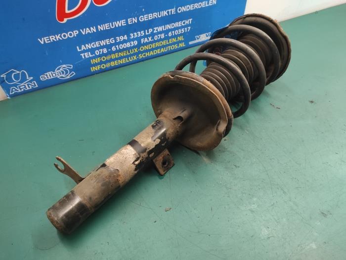 Front shock absorber rod, left from a Ford Focus 1 1.6 16V 2002