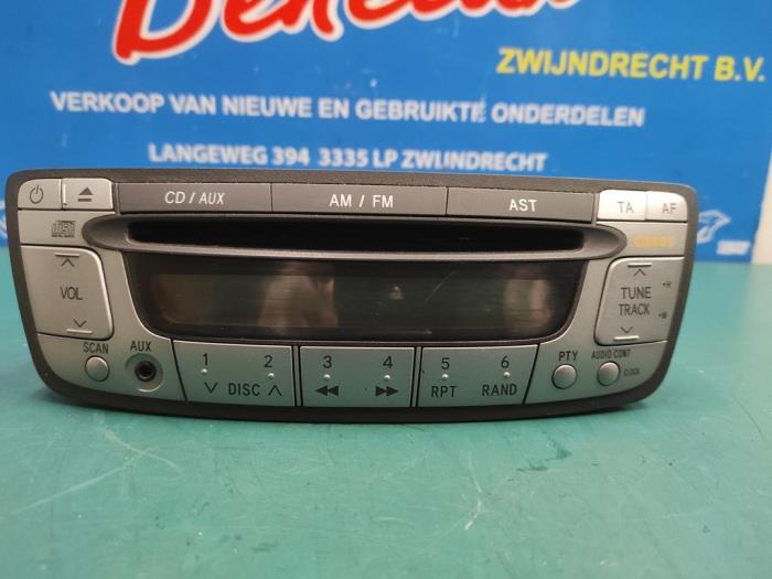 Radio CD Spieler van een Toyota Aygo (B10) 1.0 12V VVT-i 2008
