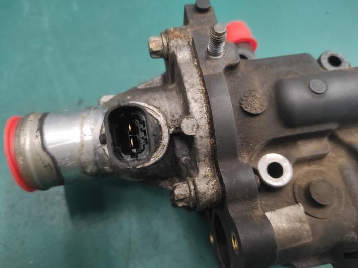 Cuerpo de termostato de un Opel Astra H GTC (L08) 1.6 16V Twinport 2007