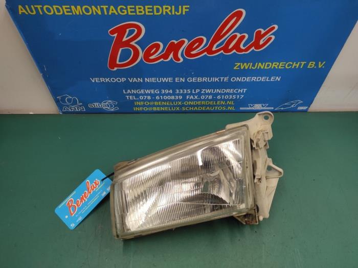 Używane Reflektor lewy Mazda Demio (DW) 1.3 16V Cena na żądanie oferowane przez Benelux Zwijndrecht B.V.