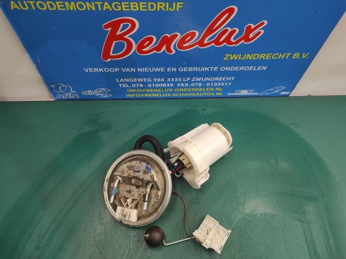 Electric fuel pump from a Opel Corsa C (F08/68) 1.0 12V Twin Port 2006
