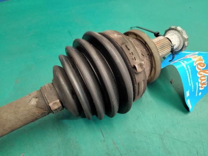 Front drive shaft, left from a Skoda Fabia (6Y5) 1.4i 16V 2006
