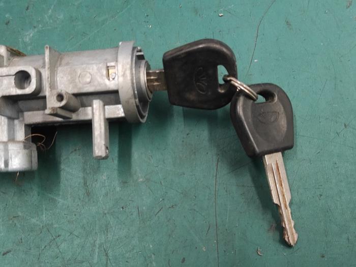 Zündschloss+Schlüssel van een Daewoo Lanos (TA/TF08/48/86) 1.5 1998