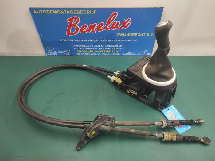 Gearbox shift cable from a Renault Twingo III (AH) 1.0 SCe 70 12V 2015