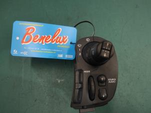 Used Wiper switch Renault Clio III (BR/CR) 1.6 16V Price on request offered by Benelux Zwijndrecht B.V.