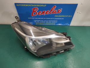 Used Headlight, right Toyota Yaris III (P13) 1.0 12V VVT-i Price on request offered by Benelux Zwijndrecht B.V.
