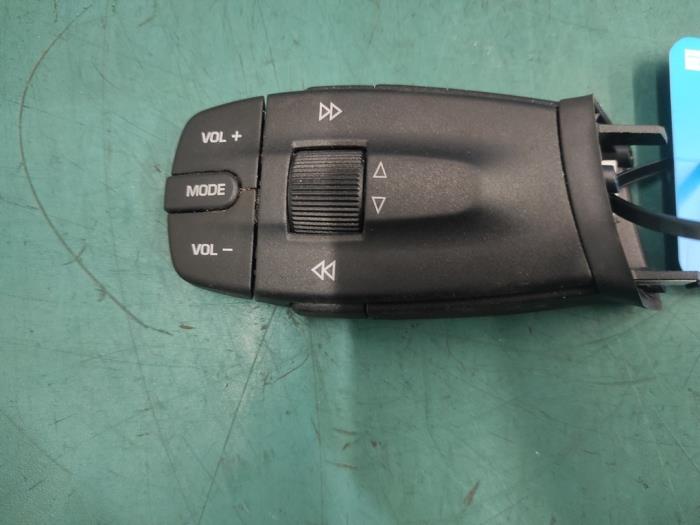 Steering wheel mounted radio control from a Seat Ibiza IV SC (6J1) 1.4 16V 2009