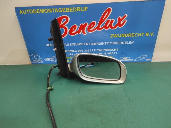 Wing mirror, right from a Volkswagen Touran (1T1/T2) 1.9 TDI 105 Euro 3 2007