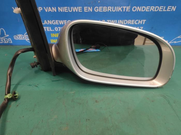Wing mirror, right from a Volkswagen Touran (1T1/T2) 1.9 TDI 105 Euro 3 2007