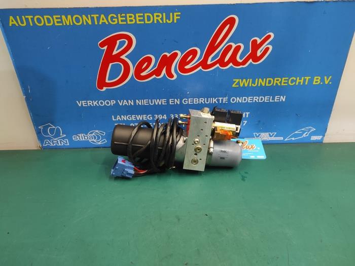 Używane Silnik dachu cabrio Peugeot 307 CC (3B) 2.0 16V Cena € 70,00 Procedura marży oferowane przez Benelux Zwijndrecht B.V.