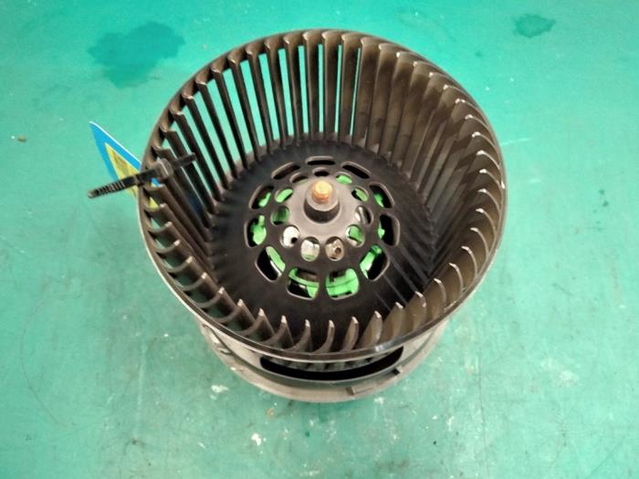 Heating and ventilation fan motor from a Peugeot 107 1.0 12V 2009
