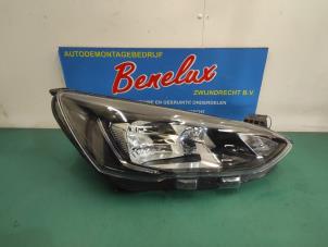 Used Headlight, right Ford Focus 4 Wagon 1.0 EcoBoost 12V Hybrid 125 Price on request offered by Benelux Zwijndrecht B.V.