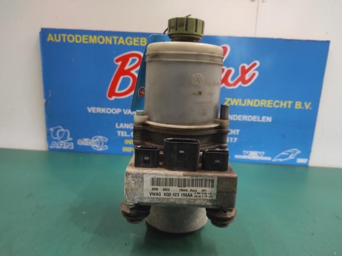 Power steering pump from a Volkswagen Polo IV (9N1/2/3) 1.4 16V 2003