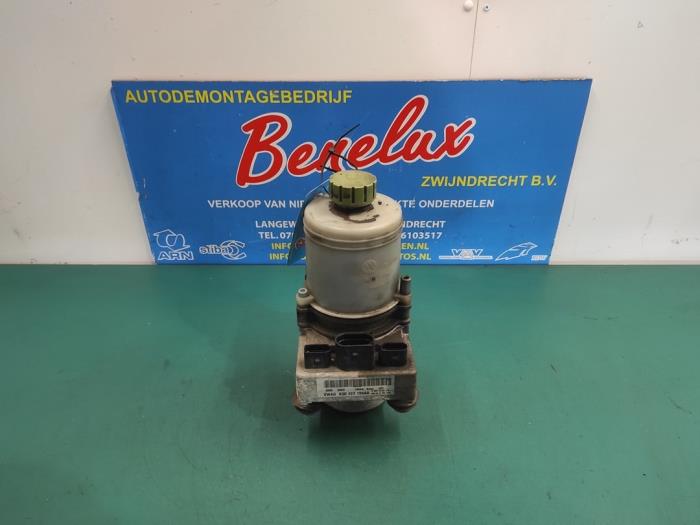 Power steering pump from a Volkswagen Polo IV (9N1/2/3) 1.4 16V 2003