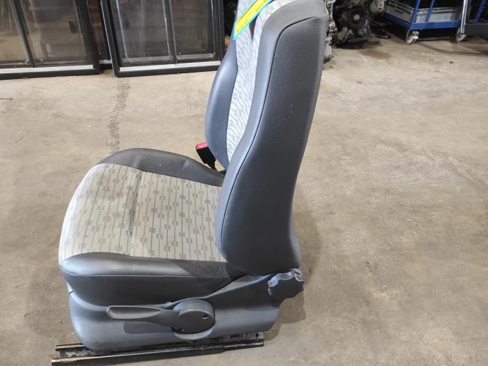 Seat, left from a Volkswagen Caddy III (2KA,2KH,2CA,2CH) 1.6 TDI 16V 2013