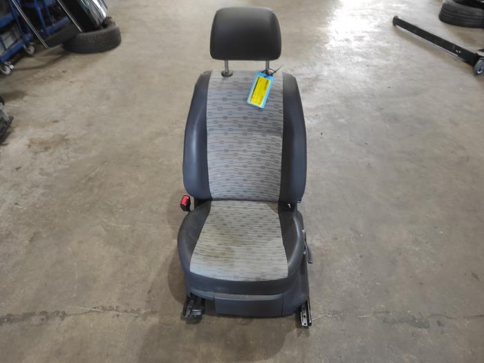 Seat, left from a Volkswagen Caddy III (2KA,2KH,2CA,2CH) 1.6 TDI 16V 2013