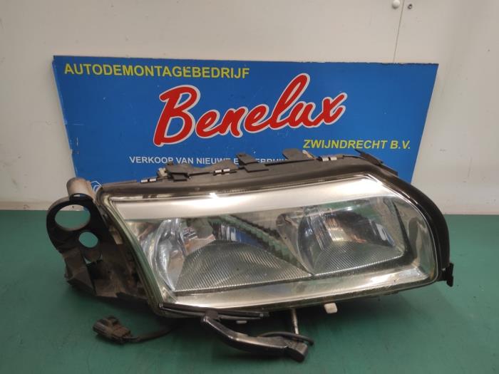 Używane Reflektor prawy Volvo S80 (TR/TS) 2.4 SE 20V 170 Cena na żądanie oferowane przez Benelux Zwijndrecht B.V.