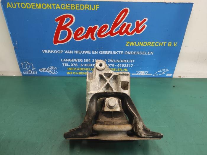 Used Engine mount Nissan NV 200 (M20M) 1.5 dCi 90 Price on request offered by Benelux Zwijndrecht B.V.