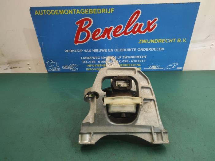 Used Engine mount Opel Vivaro 2.0 Diesel 145 Price on request offered by Benelux Zwijndrecht B.V.