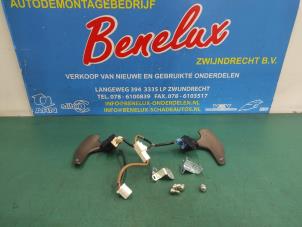 Używane Zestaw lopatek zmiany biegów Peugeot 107 1.0 12V Cena na żądanie oferowane przez Benelux Zwijndrecht B.V.