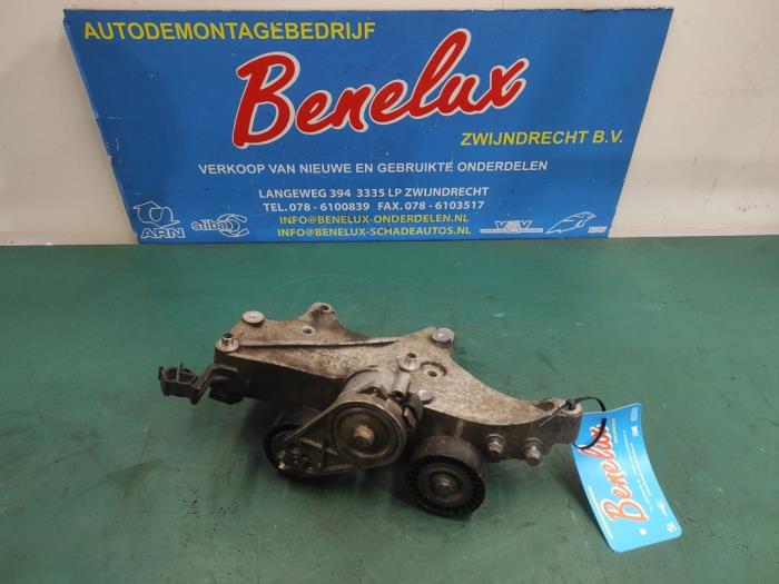 Used Alternator upper bracket Fiat 500 (312) 0.9 TwinAir 85 Price on request offered by Benelux Zwijndrecht B.V.