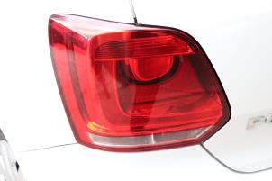 Używane Tylne swiatlo pozycyjne lewe Volkswagen Polo V (6R) 1.2 12V BlueMotion Technology Cena na żądanie oferowane przez Benelux Zwijndrecht B.V.