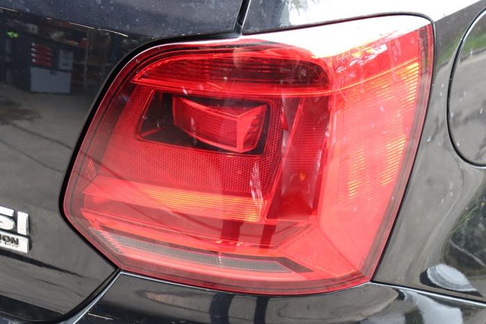 Feu arrière droit d'un Volkswagen Polo V (6R) 1.2 TSI 16V BlueMotion Technology 2015