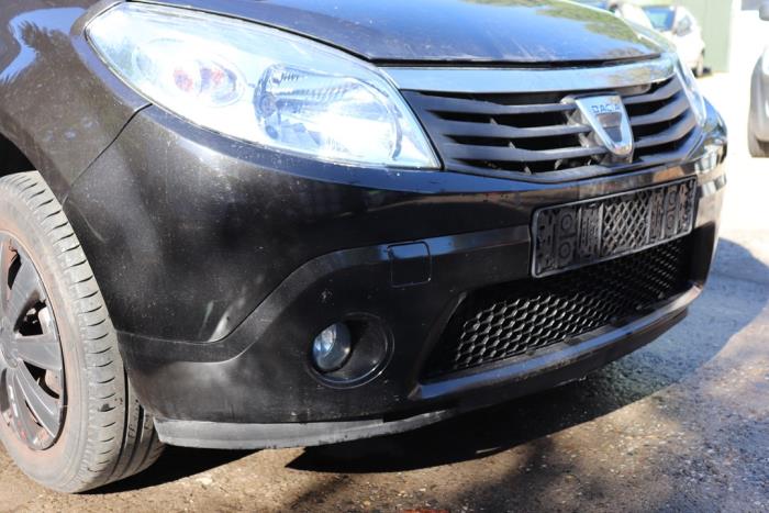Zderzak przedni z Dacia Sandero I (BS) 1.2 16V 2012
