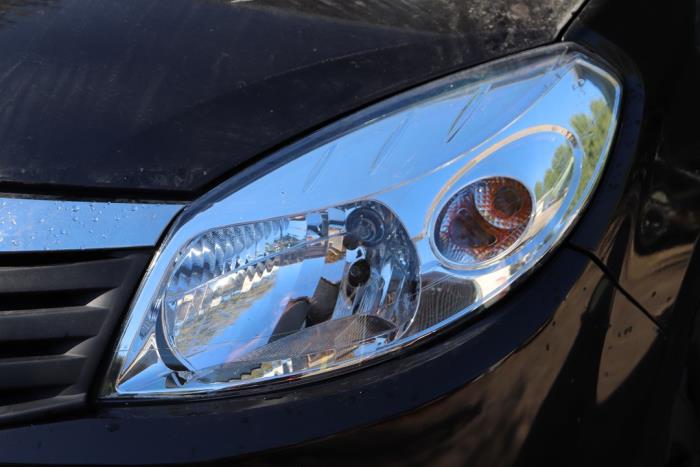Używane Reflektor lewy Dacia Sandero I (BS) 1.2 16V Cena na żądanie oferowane przez Benelux Zwijndrecht B.V.
