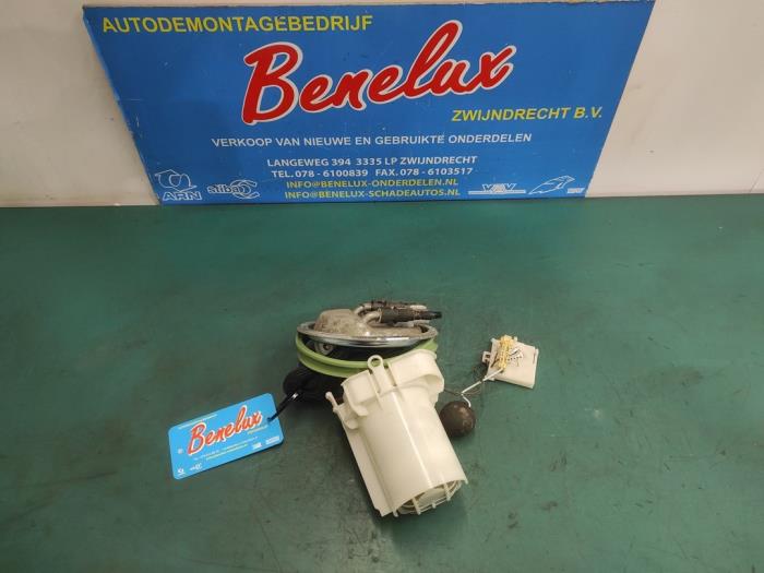 Electric fuel pump from a Opel Corsa C (F08/68) 1.4 16V Twin Port 2006