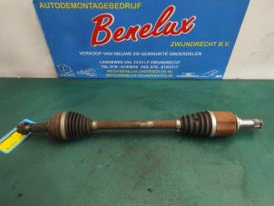 Used Front drive shaft, left Renault Clio IV Estate/Grandtour (7R) 0.9 Energy TCE 12V Price on request offered by Benelux Zwijndrecht B.V.