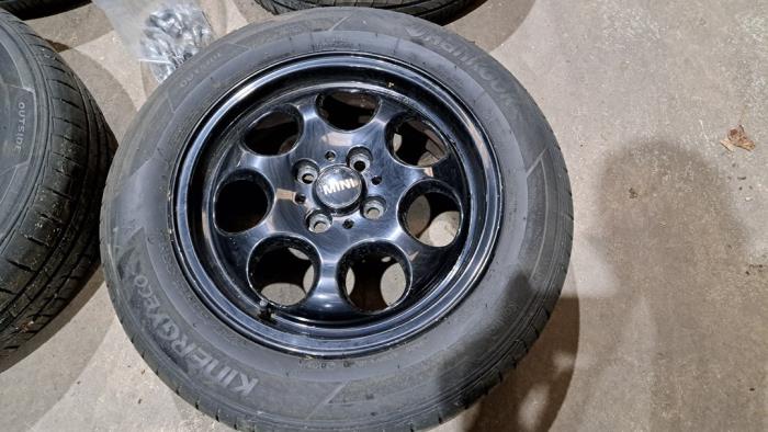 Sport rims set + tires from a MINI Mini Cooper S (R53) 1.6 16V 2003