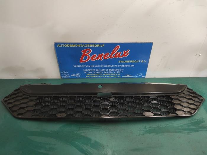 Używane Grill Iveco New Daily VI 33S13, 35C13, 35S13 Cena na żądanie oferowane przez Benelux Zwijndrecht B.V.