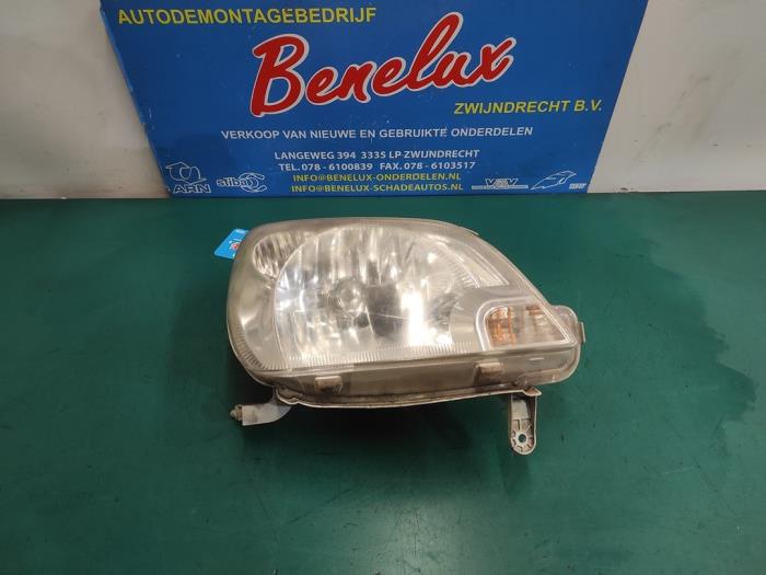 Używane Reflektor prawy Daihatsu Cuore (L251/271/276) 1.0 12V DVVT Cena na żądanie oferowane przez Benelux Zwijndrecht B.V.