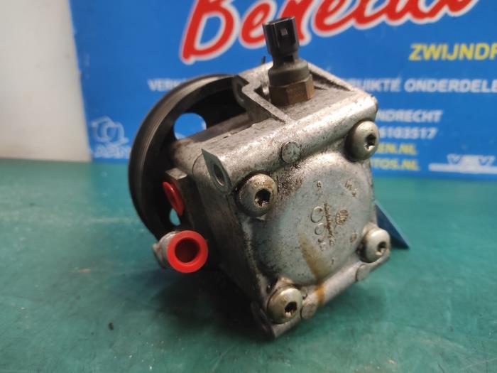 Power steering pump from a Ford Focus 1 Wagon 1.6 16V 2002