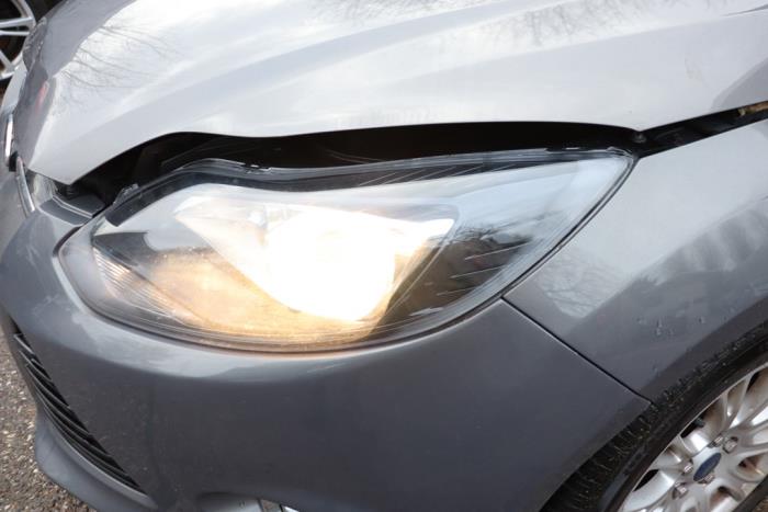Headlight, left from a Ford Focus 3 1.6 EcoBoost 16V 2012